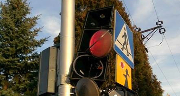 Uszkodzony sygnalizator na krzyżówce w Łąkach - Grodzisk News