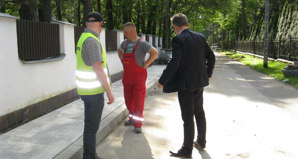 Remontują chodnik na Modrzewiowej - Grodzisk News