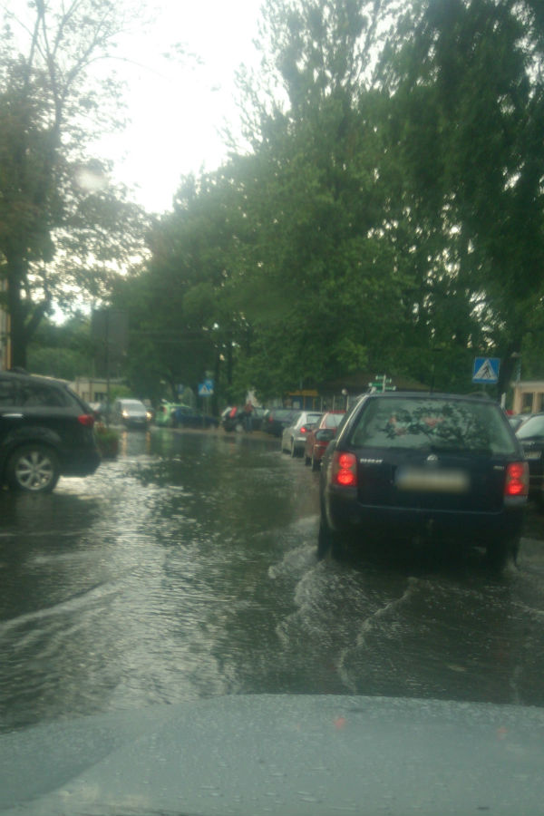Ulice Milanówka pod wodą [FOTO] - Grodzisk News