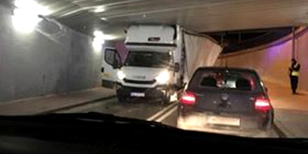Pojazd nie zmieścił się tunelu [AKTUALIZACJA] - Grodzisk News