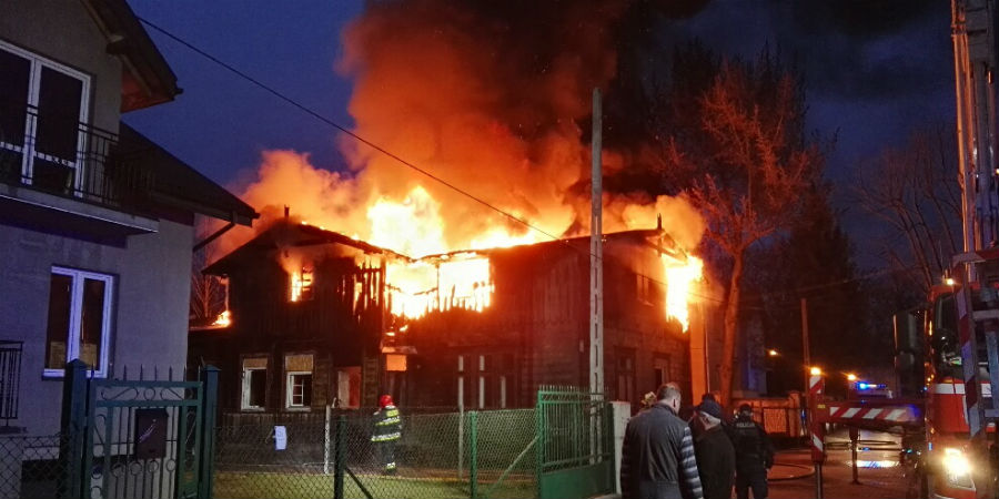 Pożar zabytkowego domu w Grodzisku, w akcji dziewięć zastępów FOTO] - Grodzisk News