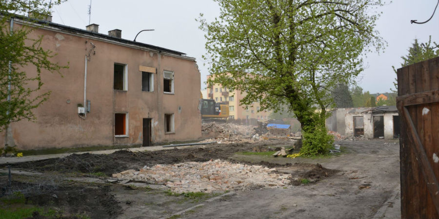 Rozbierają stare budynki na Obrońców Getta [FOTO] - Grodzisk News
