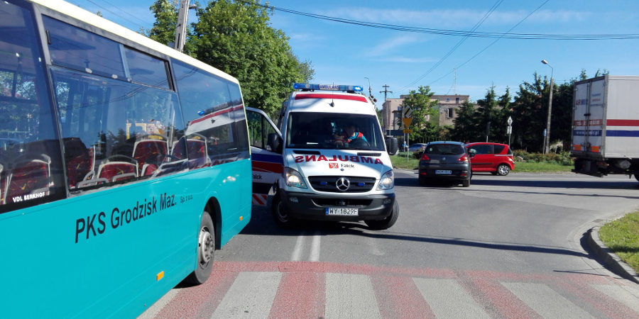 Poranny wypadek w Łąkach, dwie osoby ranne - Grodzisk News