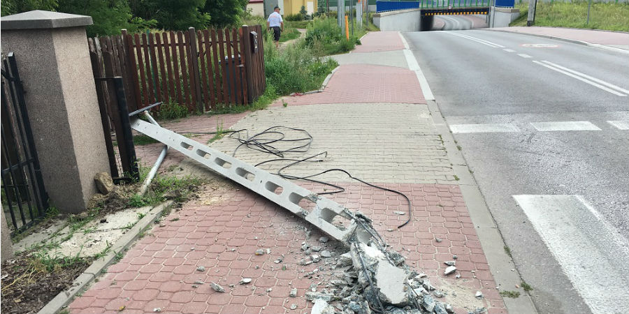 Ciężarówka ?ścięła? betonowy słup na Bałtyckiej [FOTO] - Grodzisk News