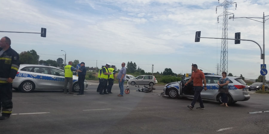 Popołudniowy wypadek na trasie katowickiej. Radiowóz zderzył się z motocyklistą - Grodzisk News