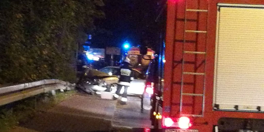 Wieczorne zdarzenie w Milanówku. Hyundai uderzył w drzewo - Grodzisk News