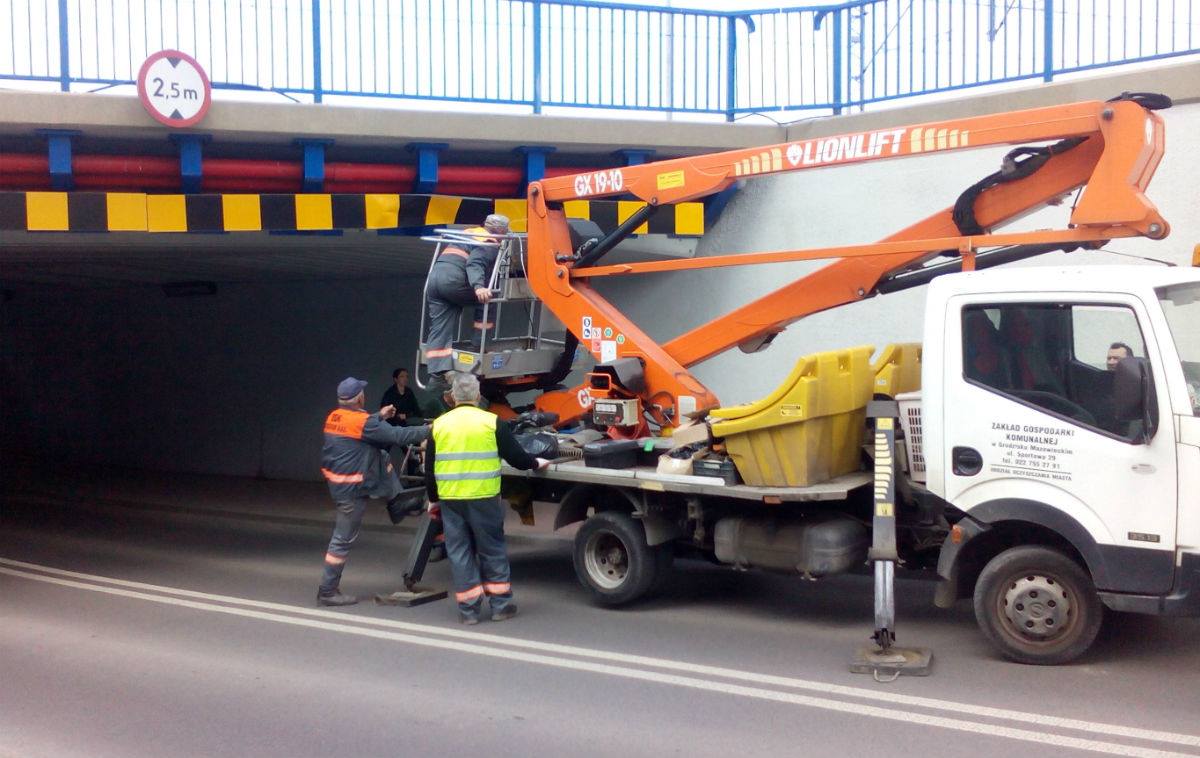 Ponownie uszkodzone ograniczniki na Bałtyckiej. Ciężarówka utknęła w tunelu - Grodzisk News