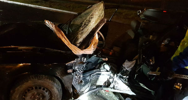 Wieczorny wypadek na Wólczyńskiej. Kierowca osobówki uderzył w drzewo - Grodzisk News
