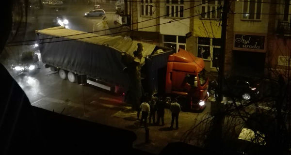 Wieczorna kolizja ciężarówki w Grodzisku? Mieszkańcy ślą zdjęcia - Grodzisk News