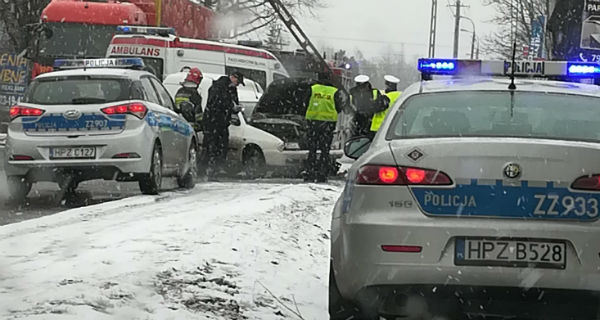 Wypadek w Milanówku. Nietrzeźwy kierowca osobówki uderzył w słup na Królewskiej [FOTO] - Grodzisk News