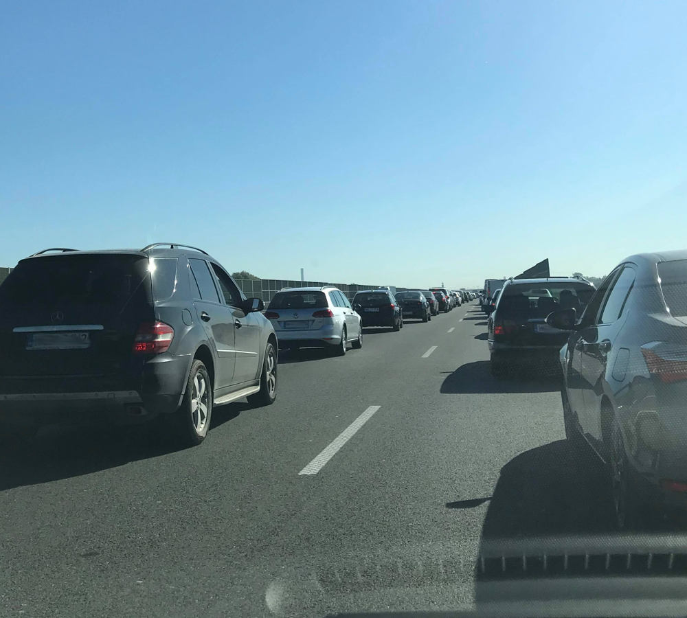 Zderzenie dwóch pojazdów na A2. Na jezdnię wysypała się sól - Grodzisk News