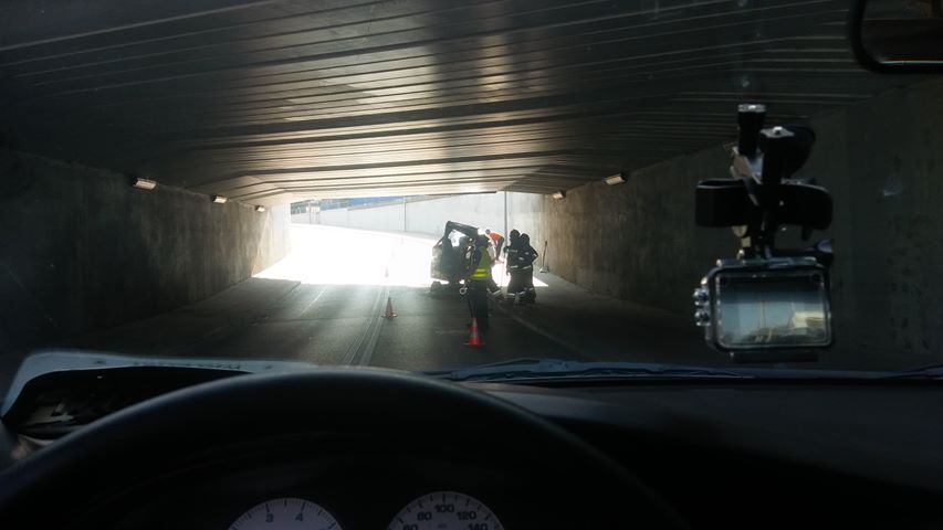 Ciężarówka nie zmieściła się w tunelu. Ładunek zablokował drogę [FOTO] - Grodzisk News