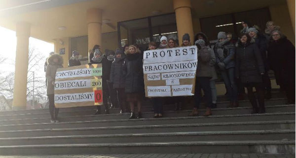 Protest pracowników grodziskiego sądu. Wyszli z transparentami - Grodzisk News
