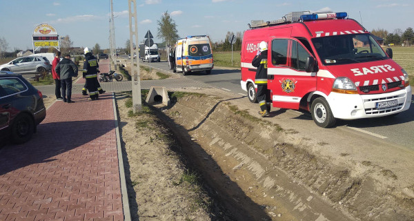 Zderzenie motoroweru z osobówką. 15-latek zabrany do szpitala [FOTO] - Grodzisk News