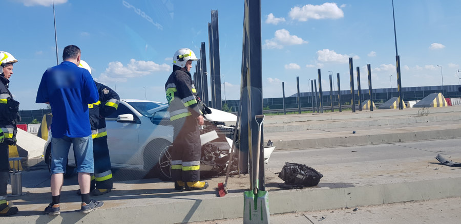 Kolizja na węźle autostradowym, kierująca uderzyła w bramki - Grodzisk News