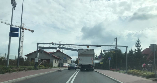 Ciężarówka zerwała ograniczniki i linie energetyczne na Bałtyckiej [FOTO] - Grodzisk News