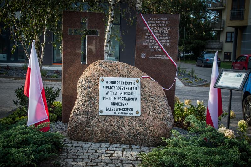 Pomnik ku pamięci rozstrzelanych grodziszczan odsłonięty [FOTO] - Grodzisk News