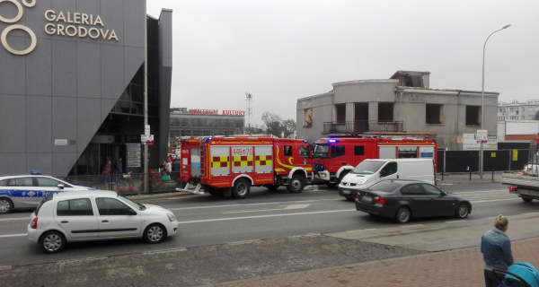 Wypadek przy rozbiórce budynku na Sienkiewicza. Jedna osoba ranna [FOTO] - Grodzisk News