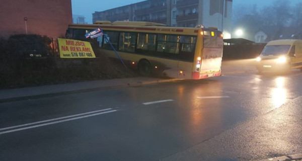 Poranne zderzenie w Grodzisku. Autobus wjechał w ogrodzenie - Grodzisk News
