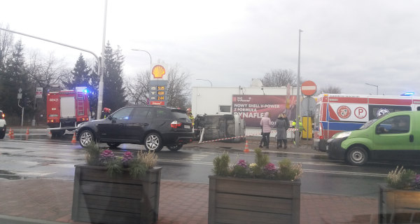 Kolizja w Grodzisku, volkswagen wylądował na boku [FOTO] - Grodzisk News