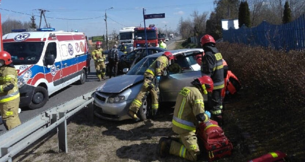 Zderzenie dwóch osobówek w Kozerkach, kierowca audi w szpitalu - Grodzisk News