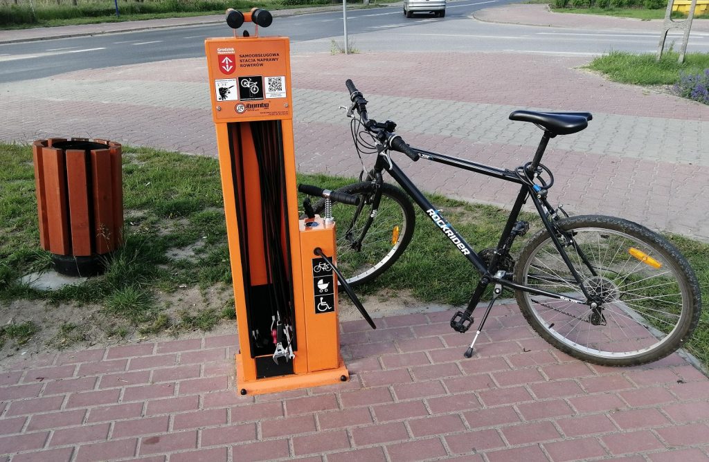 Nowe wyposażenie stacji naprawy rowerów w Grodzisku. Poprzednie zniszczyli wandale - Grodzisk News