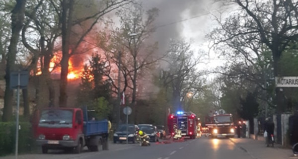 Pożar Willi Chimera w Milanówku. Pięć zastępów w akcji - Grodzisk News