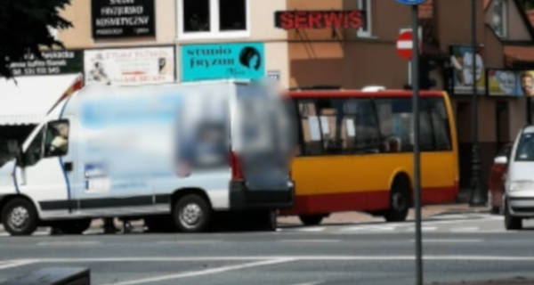 Kolizja na Sienkiewicza. "Autobus zderzył się z busem" - Grodzisk News