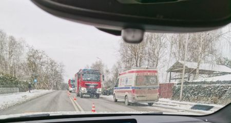 Dachowanie w Opypach, kierowca uwięziony w aucie [FOTO] - Grodzisk News