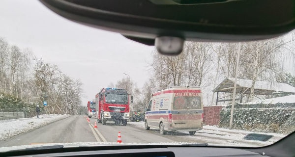 Dachowanie w Opypach, kierowca uwięziony w aucie [FOTO] - foto: EMsetup.pl