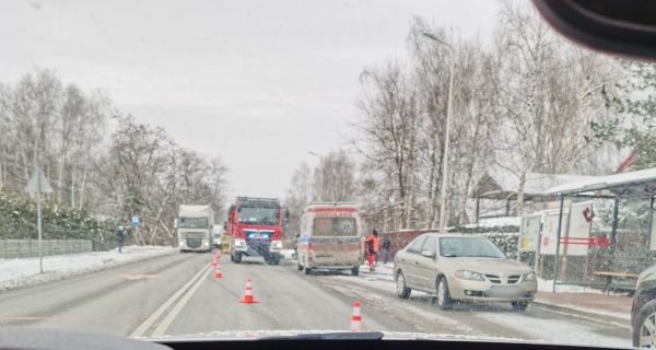 Dachowanie w Opypach, kierowca uwięziony w aucie [FOTO] - foto: EMsetup.pl