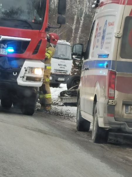 Dachowanie w Opypach, kierowca uwięziony w aucie [FOTO] - Grodzisk News
