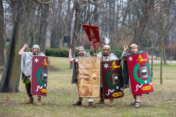 Marzannę w Grodzisku topili... rzymscy legioniści. Zobacz zdjęcia - foto: Facebook/Urząd Gminy Grodzisk Maz.