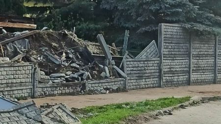 Poranna kolizja w Kadach, osobówka rozbiła ogrodzenie [FOTO] - Grodzisk News