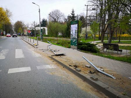 Kierowca staranował znaki i przydrożne słupki w Podkowie - Grodzisk News