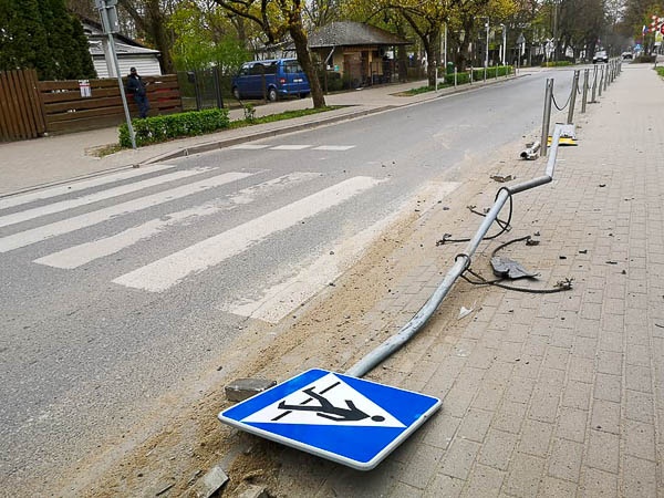 Kierowca staranował znaki i przydrożne słupki w Podkowie - foto: arturtusinski-podkowa.pl