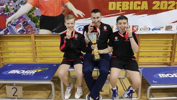 Młodzi grodziscy sportowcy z medalami mistrzostw Polski - foto: Dartom Bogoria Grodzisk Maz.