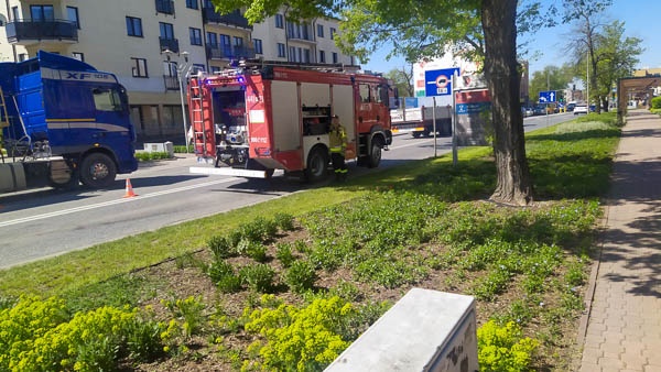 Zderzenie ciężarówki z osobówką w centrum Grodziska [FOTO] - foto: Czytelnik Piotr