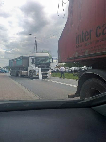 Zderzenie dwóch ciężarówek w Grodzisku [FOTO] - foto: Czytelnik