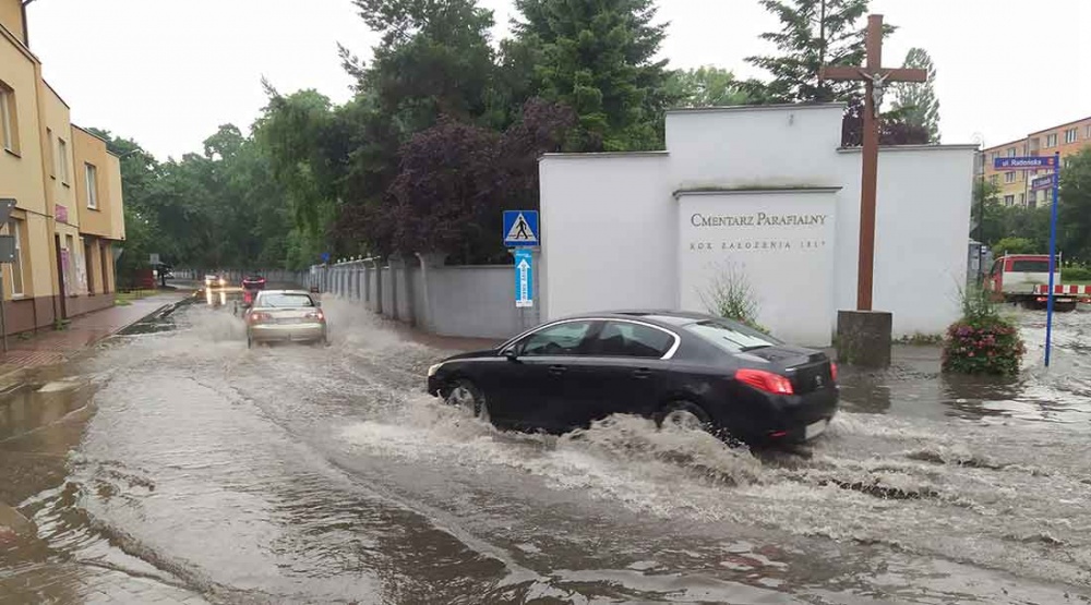 Grodziska ulica Montwiłła pod wodą [FOTO] - Grodzisk News