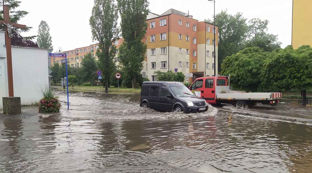 Grodziska ulica Montwiłła pod wodą [FOTO] - foto: GrodziskNews