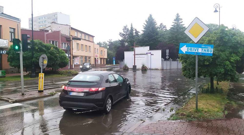 Grodziska ulica Montwiłła pod wodą [FOTO] - foto: GrodziskNews