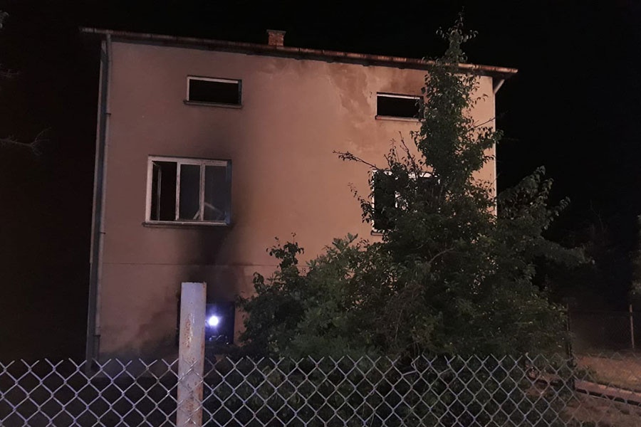 Nocny pożar budynku w Henryszewie. Pięć zastępów w akcji - foto: KP PSP Grodzisk Maz.