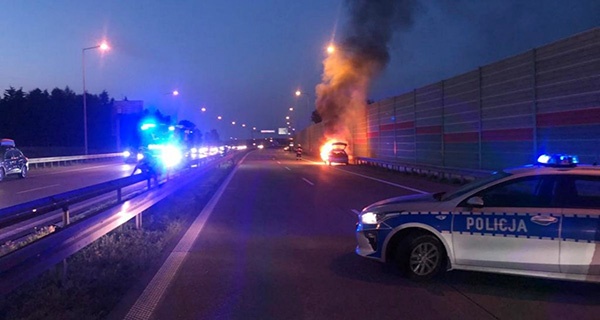 Grodziski policjant w dniu wolnym pomógł rodzinie uciec z płonącego auta - Grodzisk News
