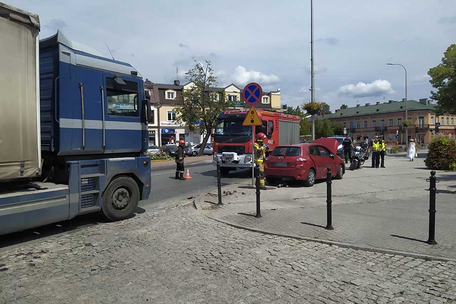Zderzenie osobówki z ciężarówką w Grodzisku [FOTO] - foto: GrodziskNews