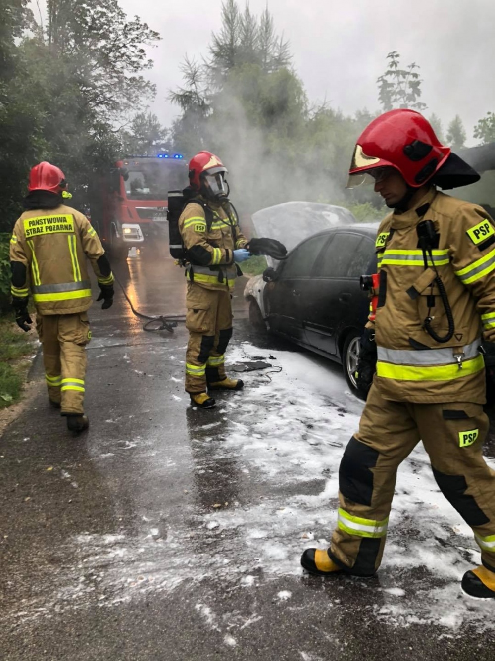 Poranny pożar auta - foto: Facebook/OSP Międzyborów