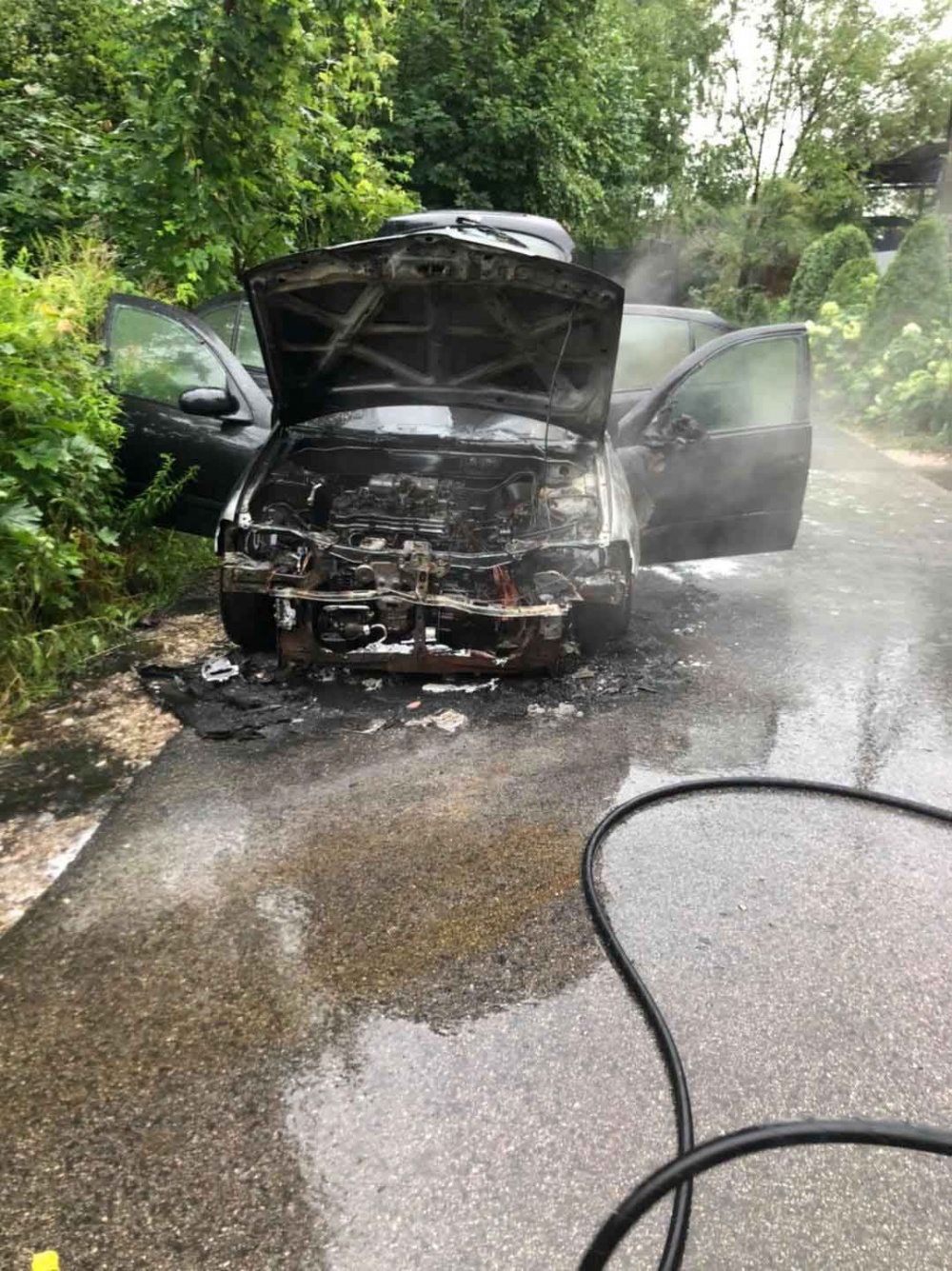 Poranny pożar auta - foto: Facebook/OSP Międzyborów