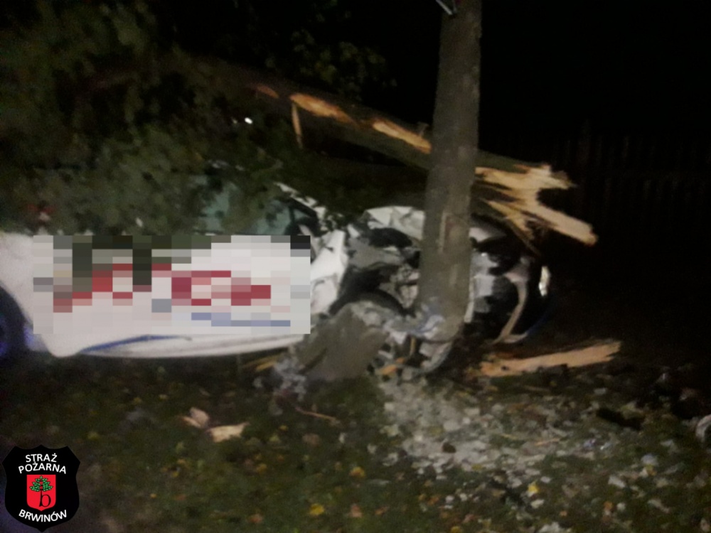 Brwinów. Kierowca uderzył w drzewo, poszukuje go policja [FOTO] - foto: Facebook/OSP Brwinów