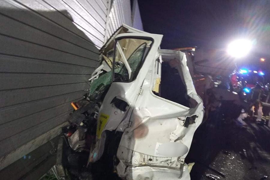 Wieczorny wypadek na trasie S8, jeden z kierowców w szpitalu [FOTO] - foto: Facebook/OSP Żelechów