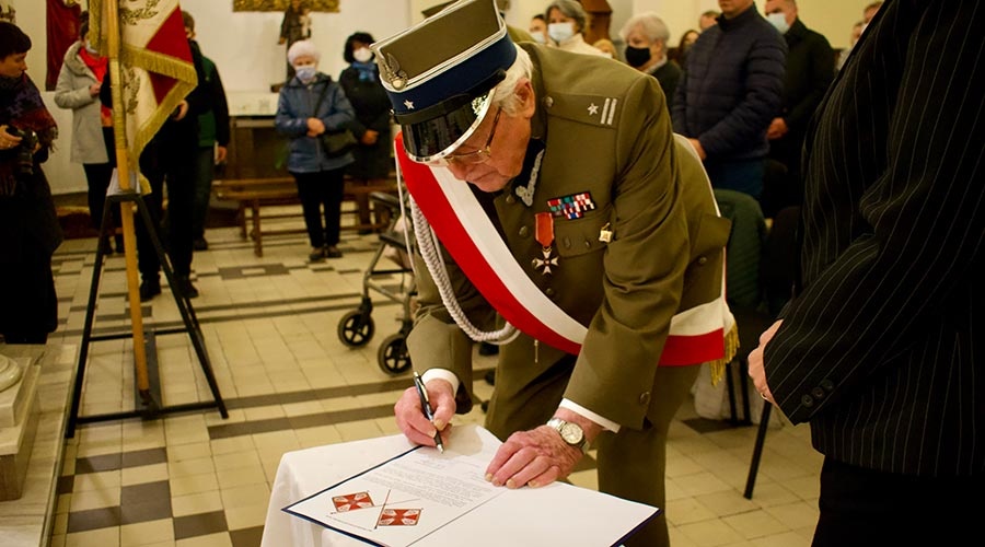 Uroczyste przekazanie sztandaru Obwodu AK „Bażant” w Milanówku [FOTO] - foto: 